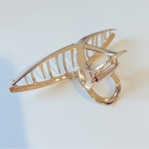 SHEIN GOLD HAIR CLAW CLIP - Picture 4 of 4